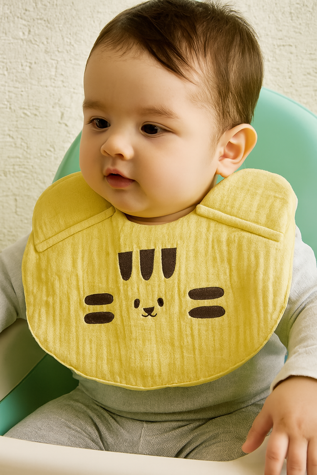 Kinder Valley Paw button Bib