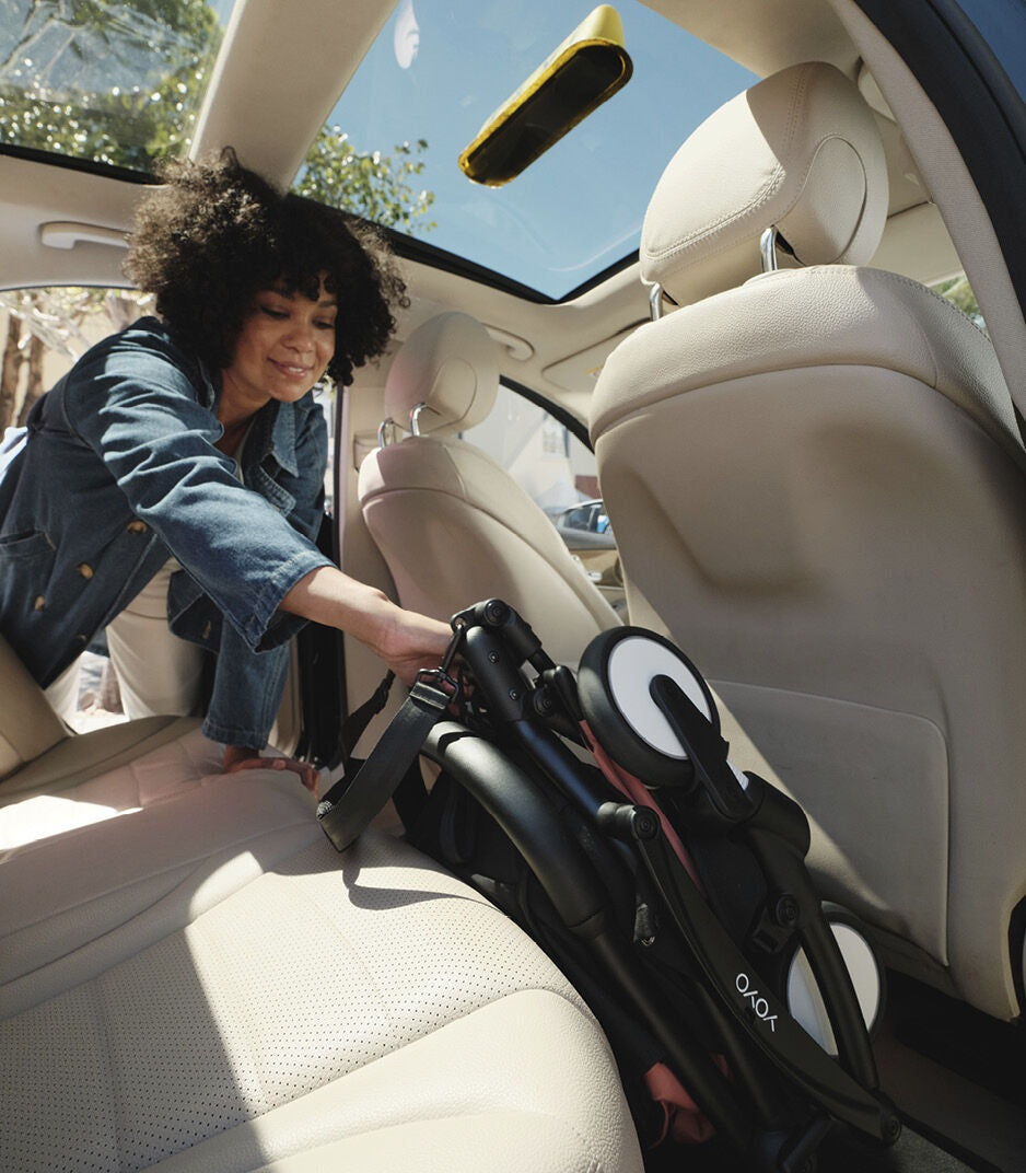 إطار Stokke YOYO³ أسود مع حقيبة لحديثي الولادة باللون الزنجبيلي