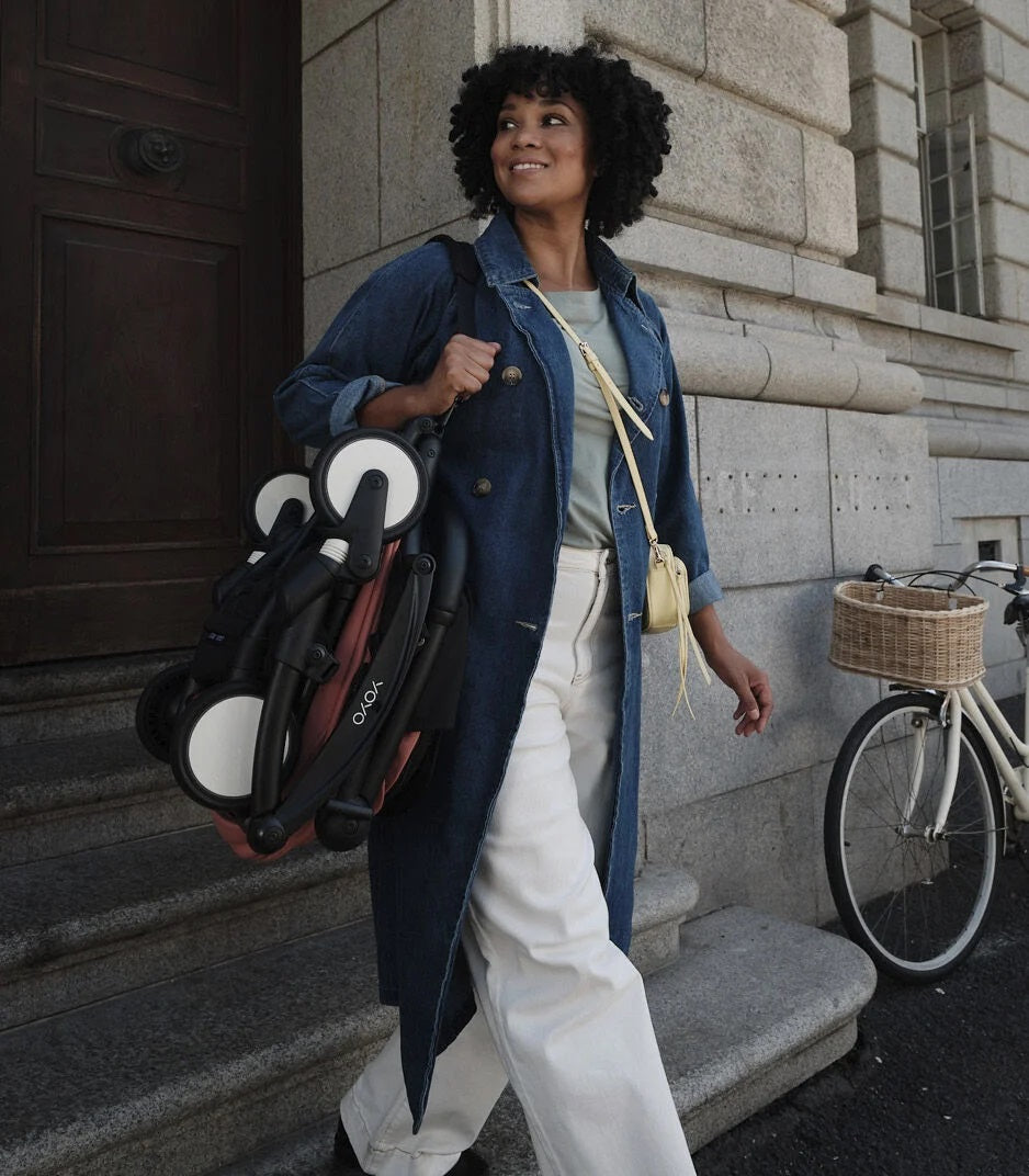 إطار Stokke YOYO³ أبيض مع حقيبة أطفال حديثي الولادة باللون الزنجبيلي
