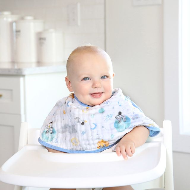 مريلة أطفال من قماش موسلين من Aden + Anais Essentials بتصميم مستكشفي الفضاء