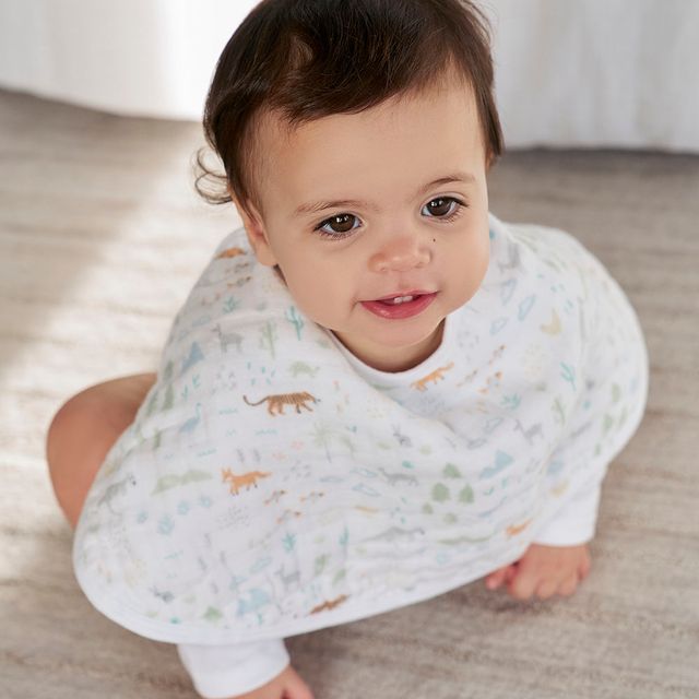 مريلة أطفال من القطن الموسلين من Aden + Anais Essentials Voyager